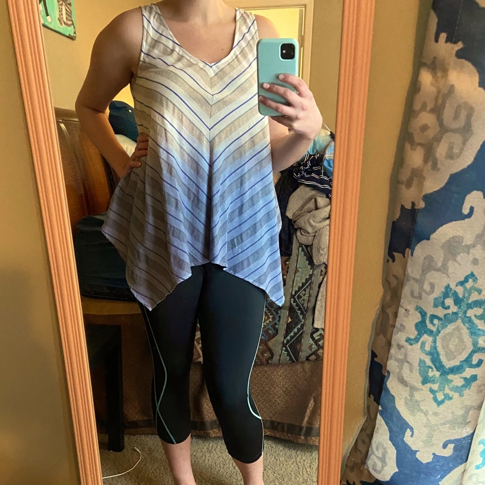 Blue fading to cream striped flowy tank top size M